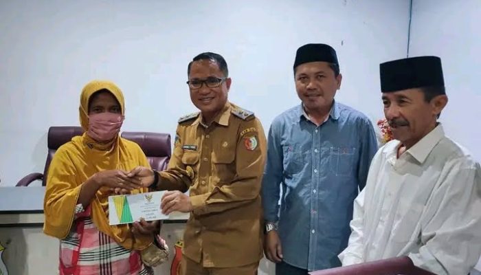 Wabup Sigi Bersama Baznas Serahkan Bantuan UMKM Ke Kaum Dhuafa, Ini Harapannya