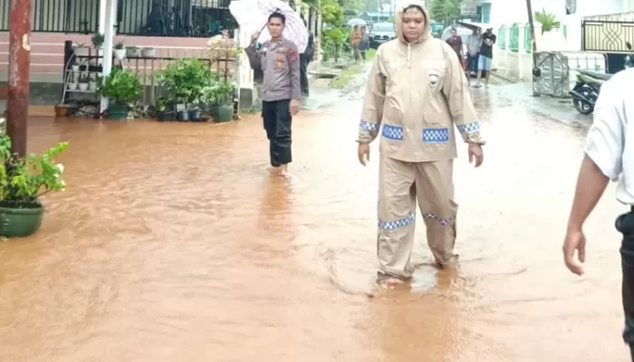 Ibukota Terendam Banjir, Polres Morowali Utara Kerahkan Bantu Warga