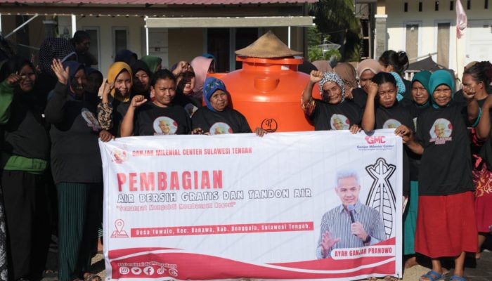 Ganjar Milenial Distribusikan Air Bersih Dan Tandon Untuk Warga Towale