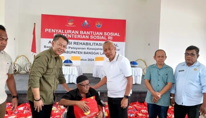 Bupati Balut Salurkan Bantuan Sosial ATENSI dari Kemensos RI